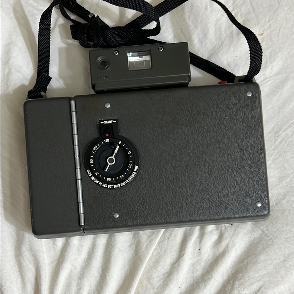 Polaroid Automatic 340 Land Camera - Black and Silver - Picture 3 of 7